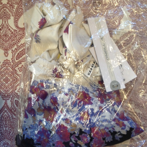 NWT O'Neill Fable Cold Shoulder Top - Picture 5 of 6